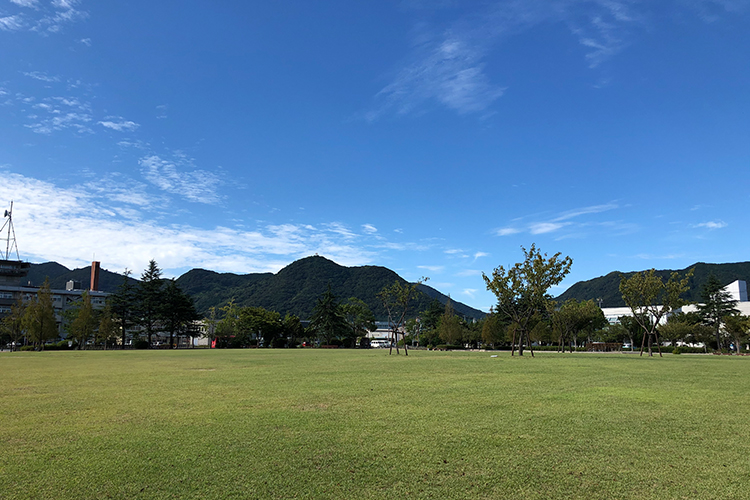 人気のない、平日昼間の萩中央公園